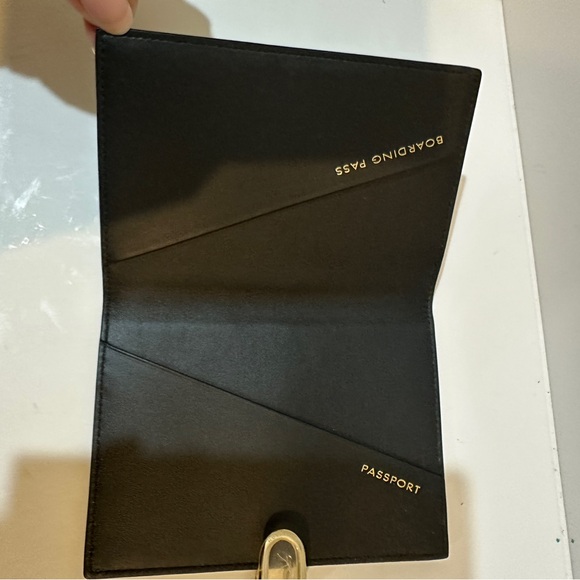 NEW Smythson Mara Passport Holder in Green Embossed Leather - Picture 5 of 7